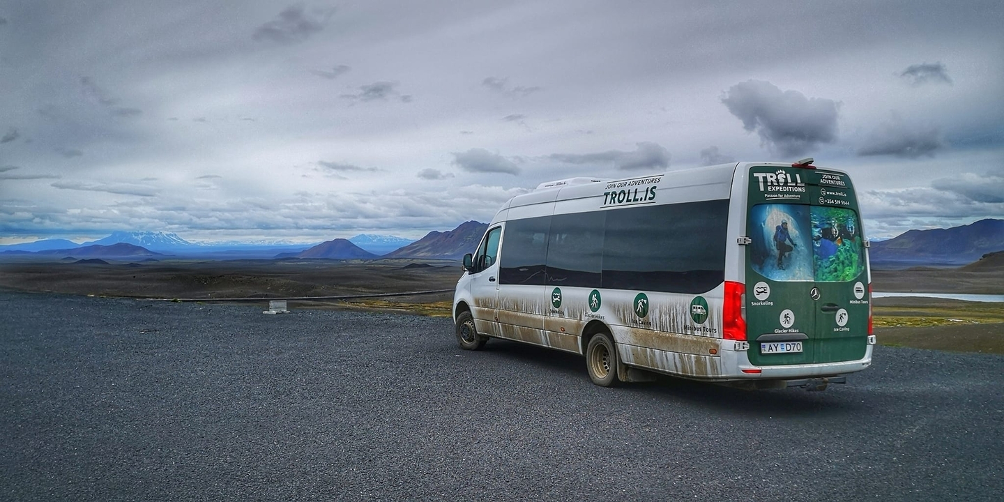 Autocar de tourisme surplombant un vaste paysage