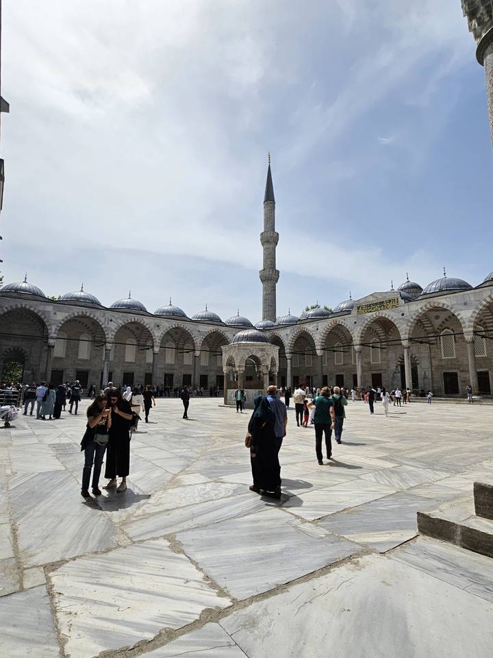 Architecture traditionnelle avec une cour de mosquée.