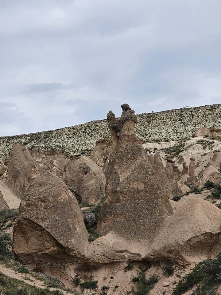 Des formations rocheuses dans un paysage vallonné.