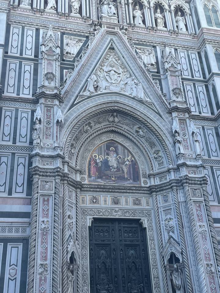 Façade richement décorée avec statues et ornements.
