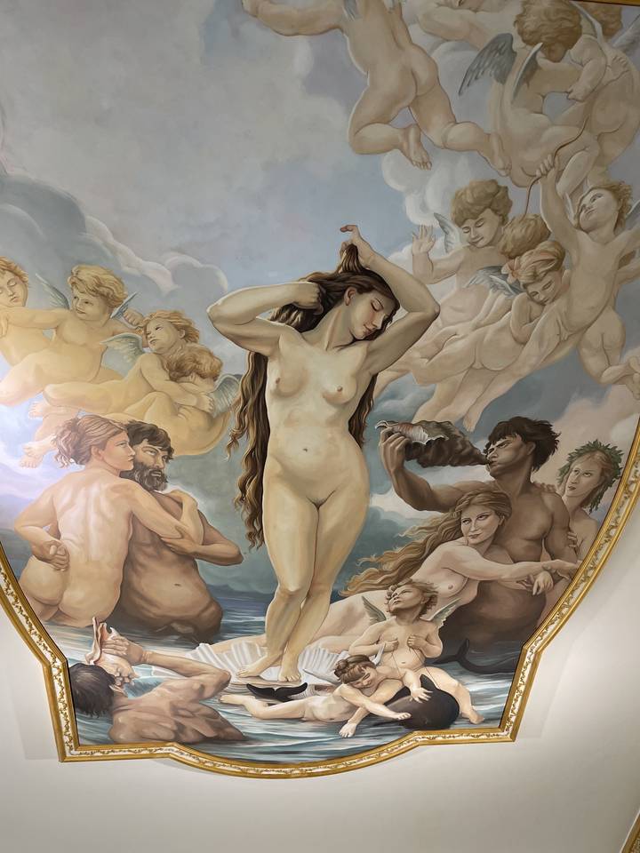 Peinture détaillée de figures mythologiques au plafond.