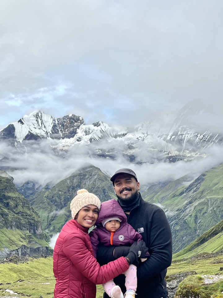 Couple posant avec un arrière-plan montagneux enneigé