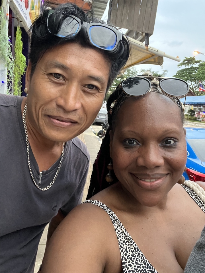 Dos personas sonriendo para una selfie.