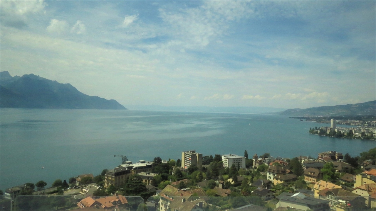 Lake view with an expansive horizon and hilly surroundings.