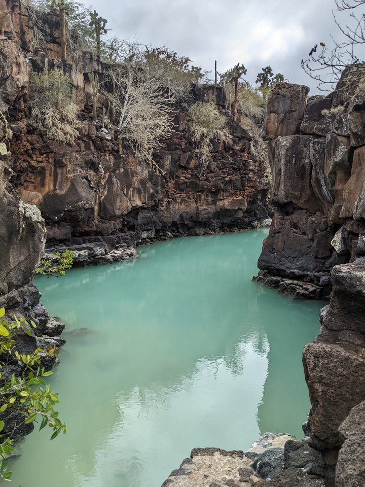 Eau turquoise pittoresque entre des falaises rocheuses.