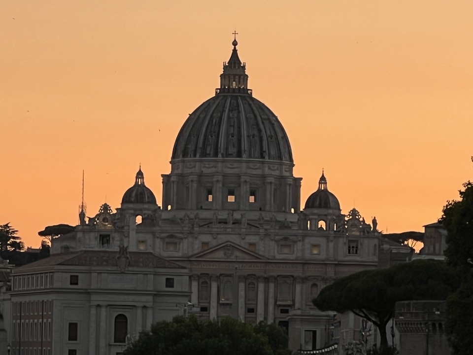 Silhouette of a large dome during sunset.