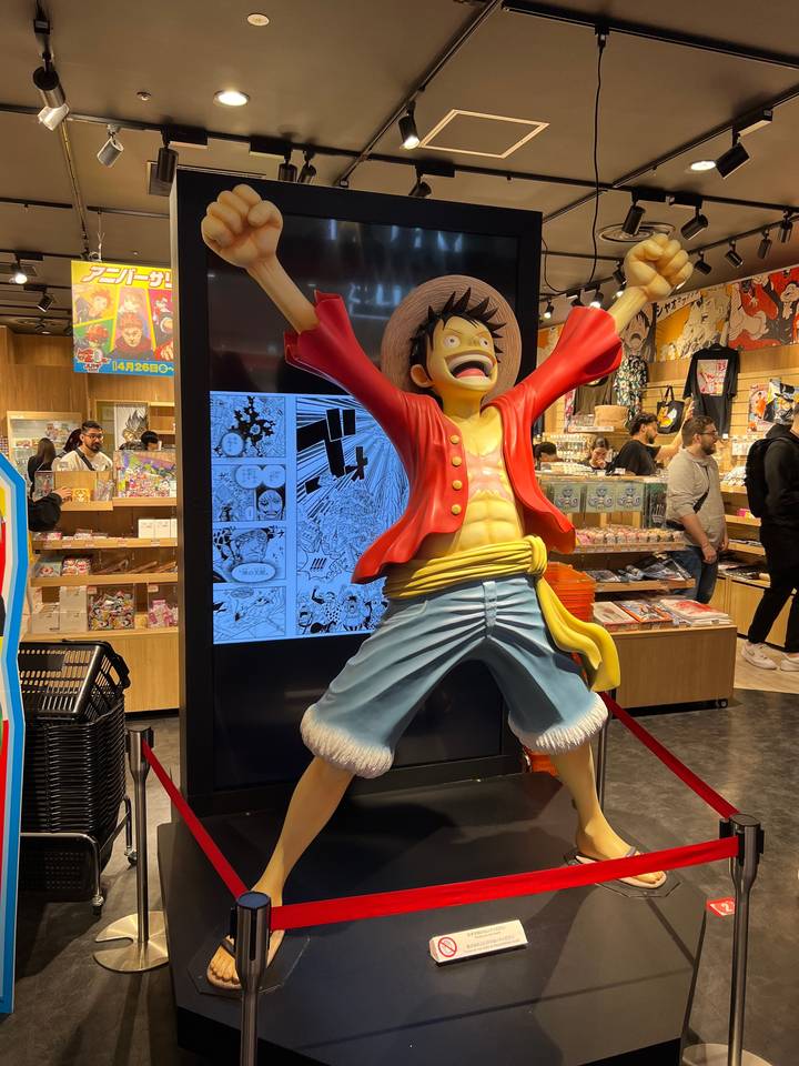 Sculpture d'un personnage animé dans un magasin.