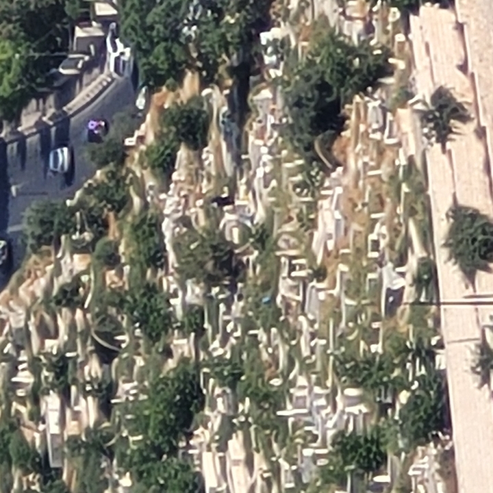 Vue aérienne d'un cimetière avec de nombreuses pierres tombales.