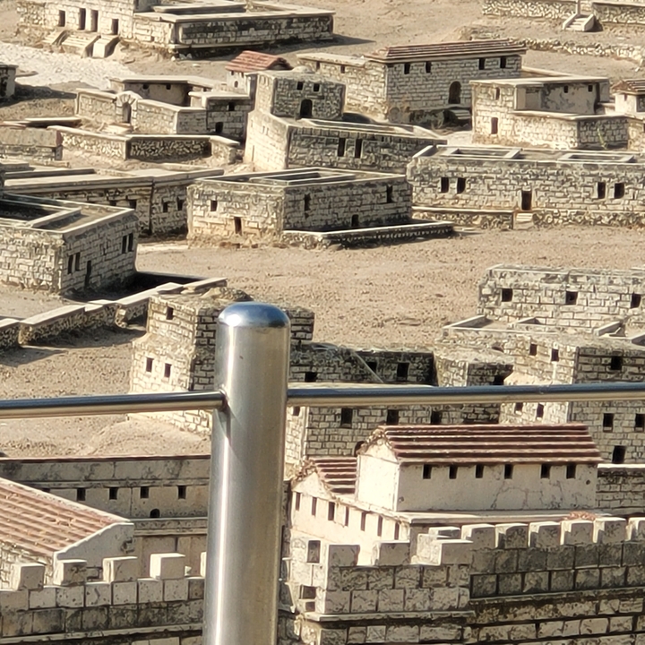 Modèle miniature d'anciens bâtiments en pierre, possiblement des ruines historiques.