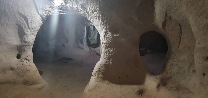 Intérieur d'habitations troglodytiques avec la lumière naturelle qui pénètre à travers.