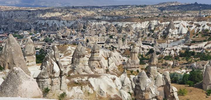 Une vue panoramique des formations rocheuses uniques de la Cappadoce.