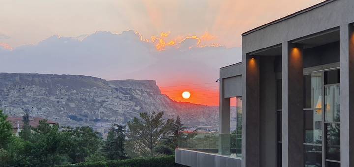 Une vue de coucher de soleil sur un paysage avec des montagnes lointaines.