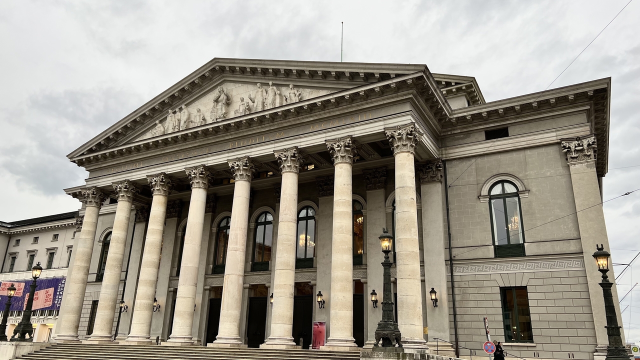 Grand bâtiment néoclassique avec des colonnes et un fronton.