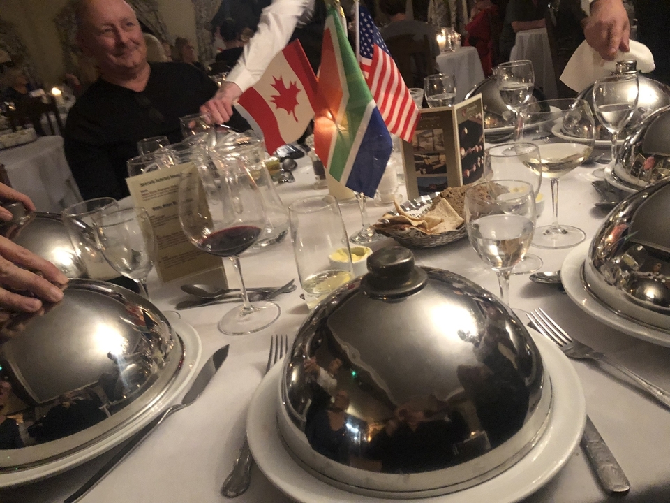 Mise de table avec divers drapeaux et verres.