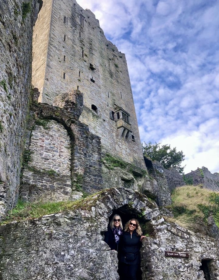 Gros plan d'un vieux mur de château en pierre.