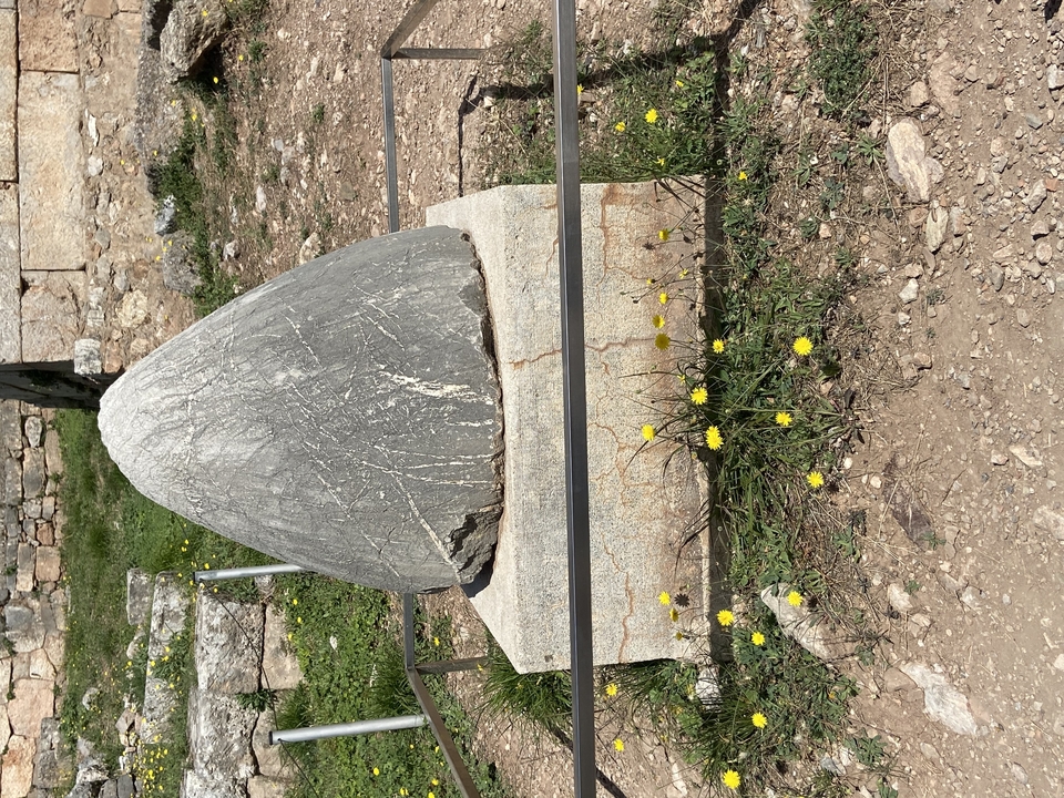 Ancien artefact de pierre avec une forme ressemblant à un œuf.