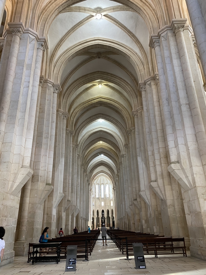 Intérieur d'une cathédrale avec de hautes voûtes.