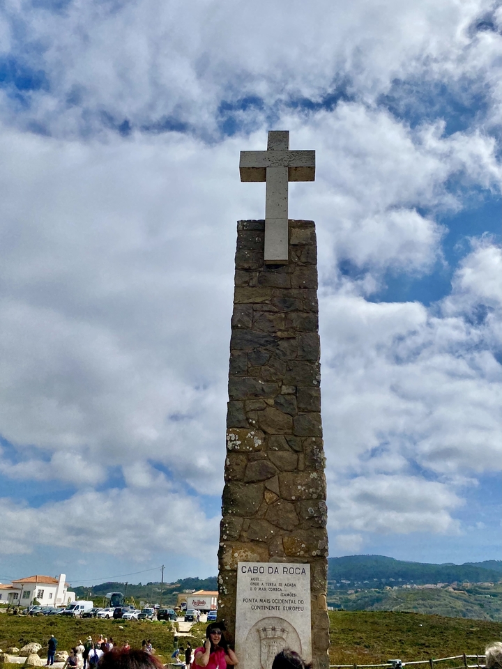 Grand monument de pierre contre le ciel.