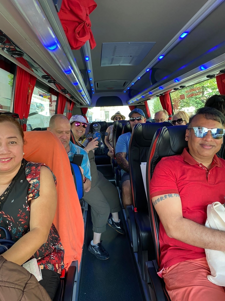 Groupe de personnes assises dans un bus.