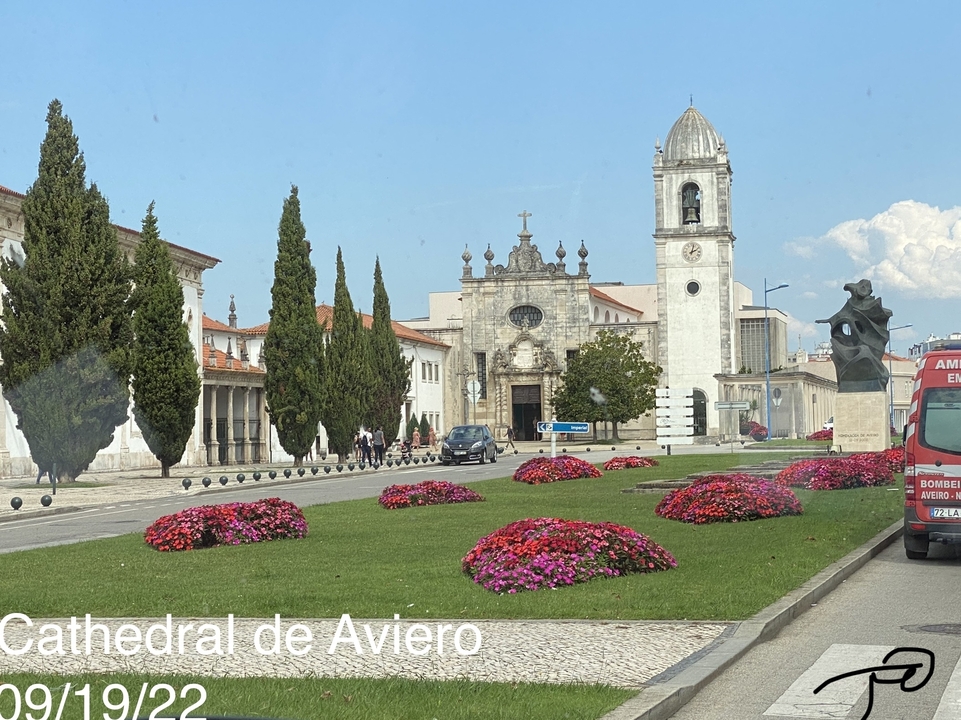Église et clocher avec aménagement paysager floral.