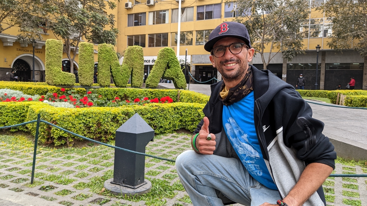 Personne posant avec un arrangement de jardin épelant « Lima ».