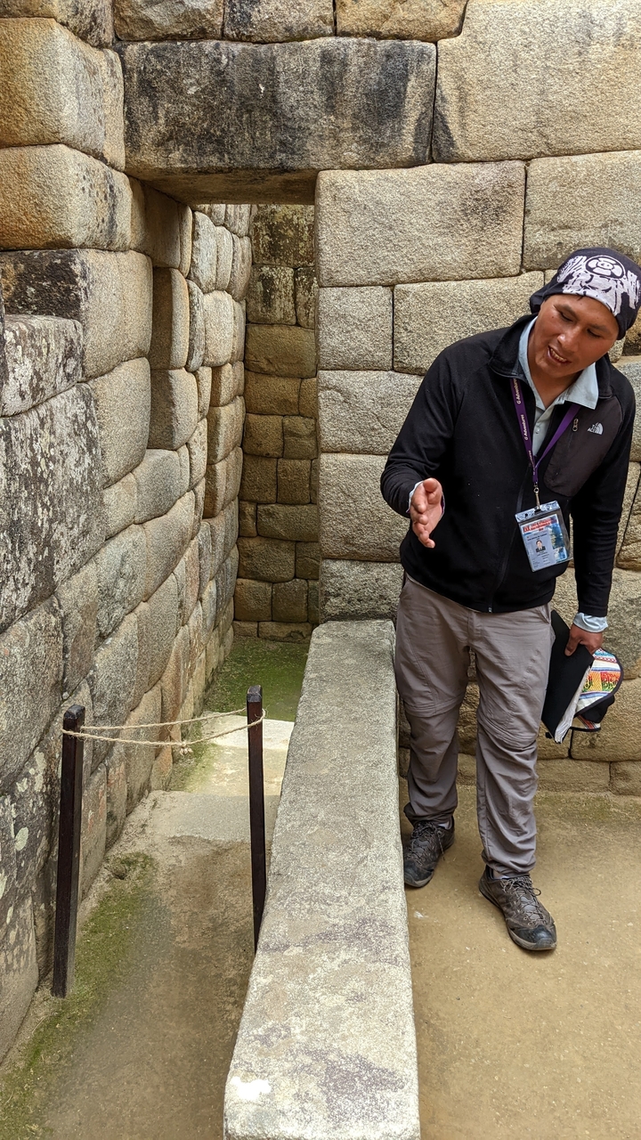 Personne expliquant des structures historiques en pierre.