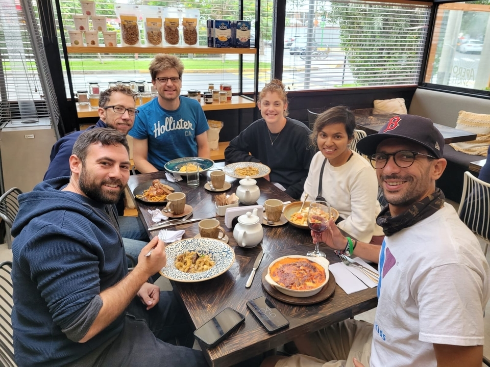 Groupe d'amis profitant d'un repas au restaurant.