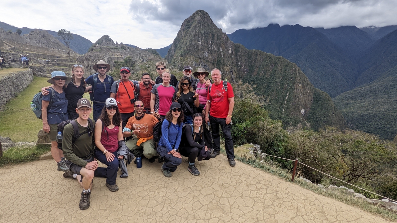 Photo de groupe avec le Machu Picchu en arrière-plan.