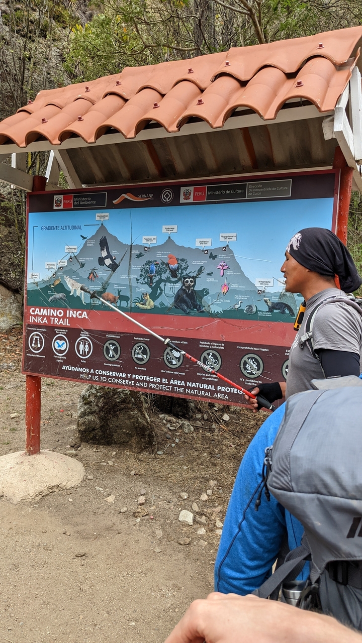 Guide expliquant une carte sur le Chemin de l'Inca.
