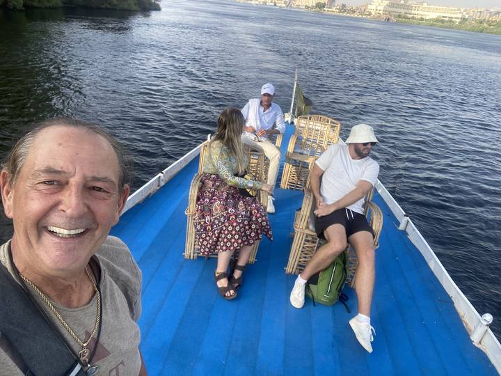 Des gens qui se détendent sur un bateau au soleil.