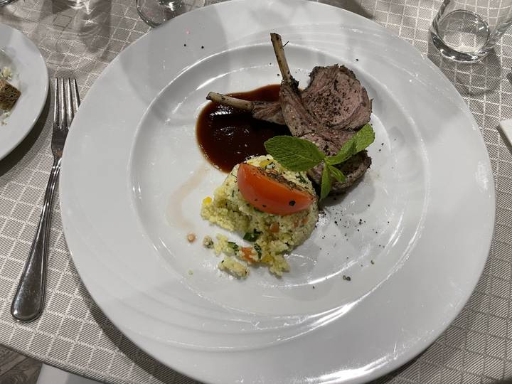 Plat élégant de viande avec sauce et couscous