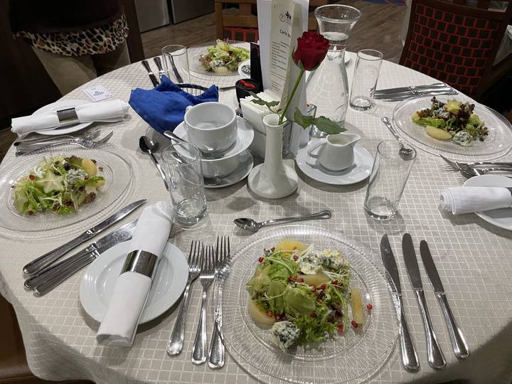 Dressage de table pour le dîner avec assiettes à salade