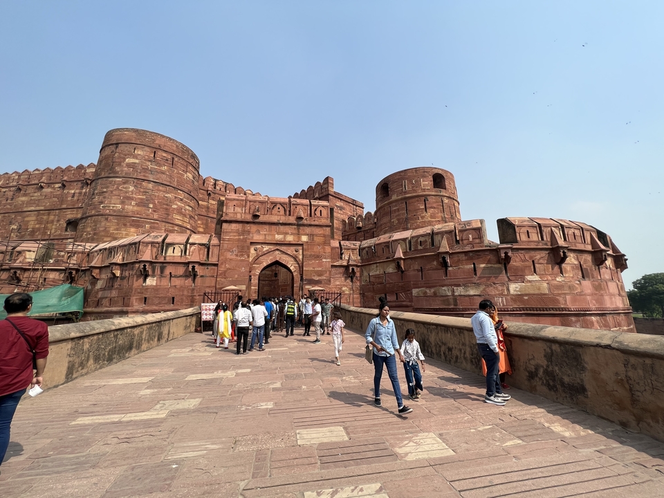 Des gens marchant vers l'entrée d'un fort historique.