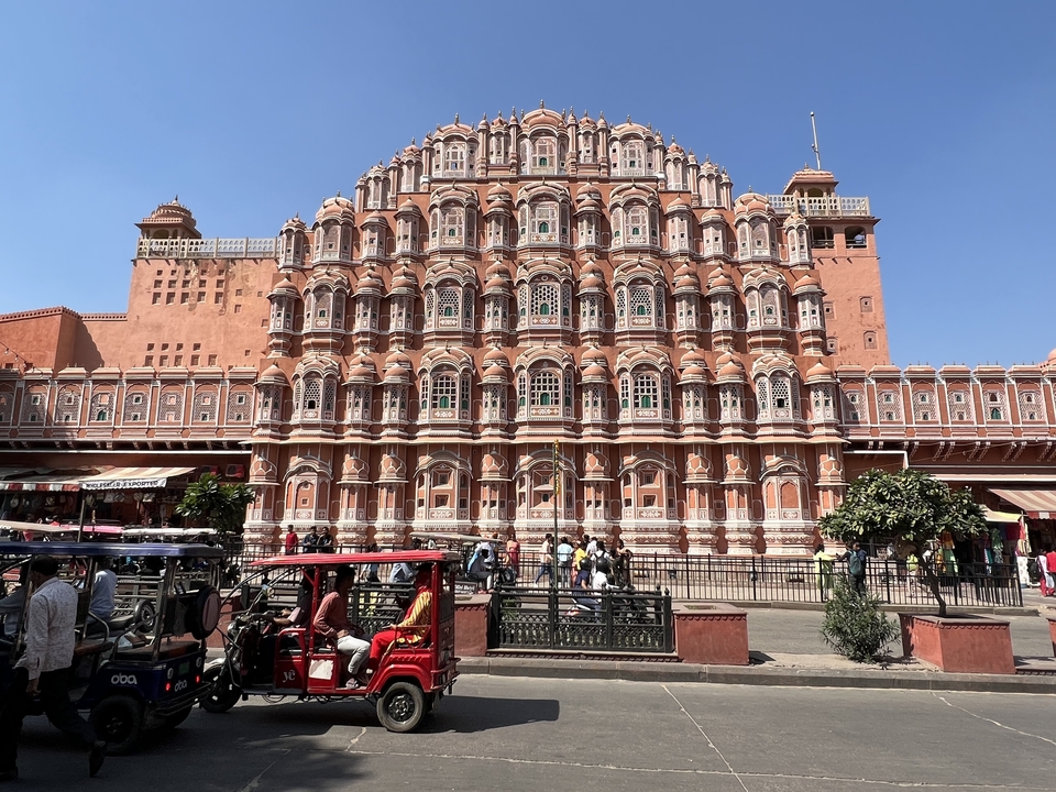 Hawa Mahal avec sa façade unique et sa rue animée devant.