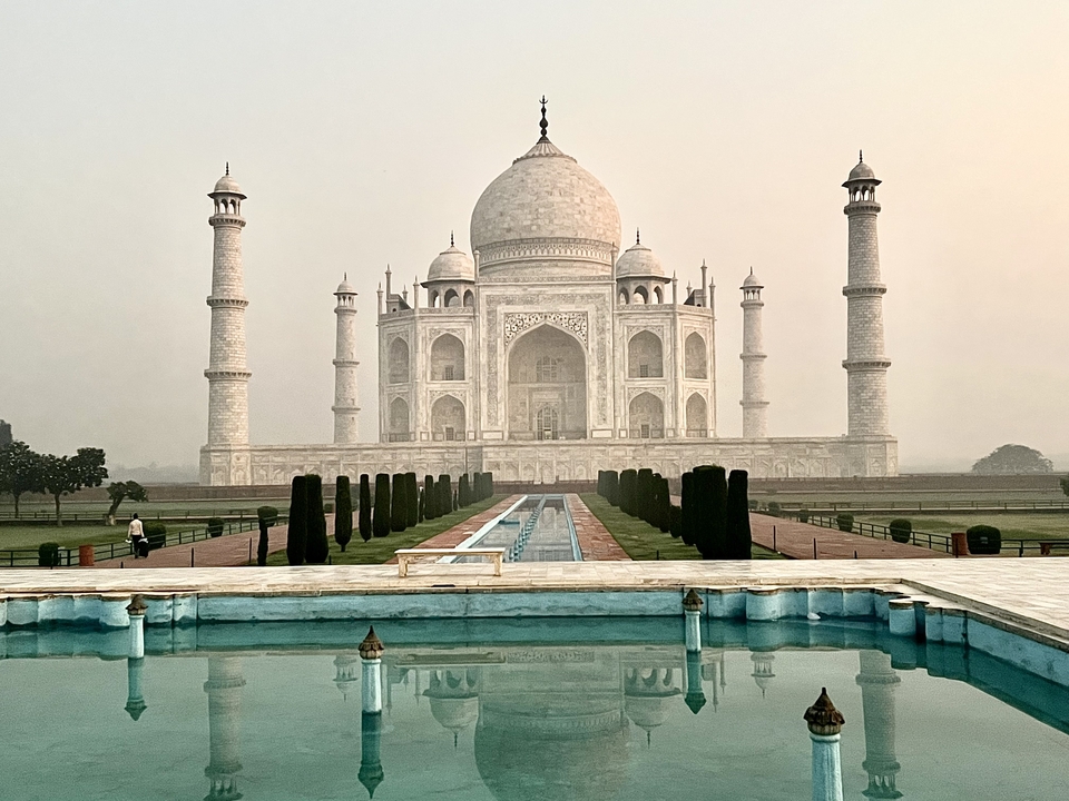 Le Taj Mahal avec un jardin et un bassin de réflexion au premier plan.
