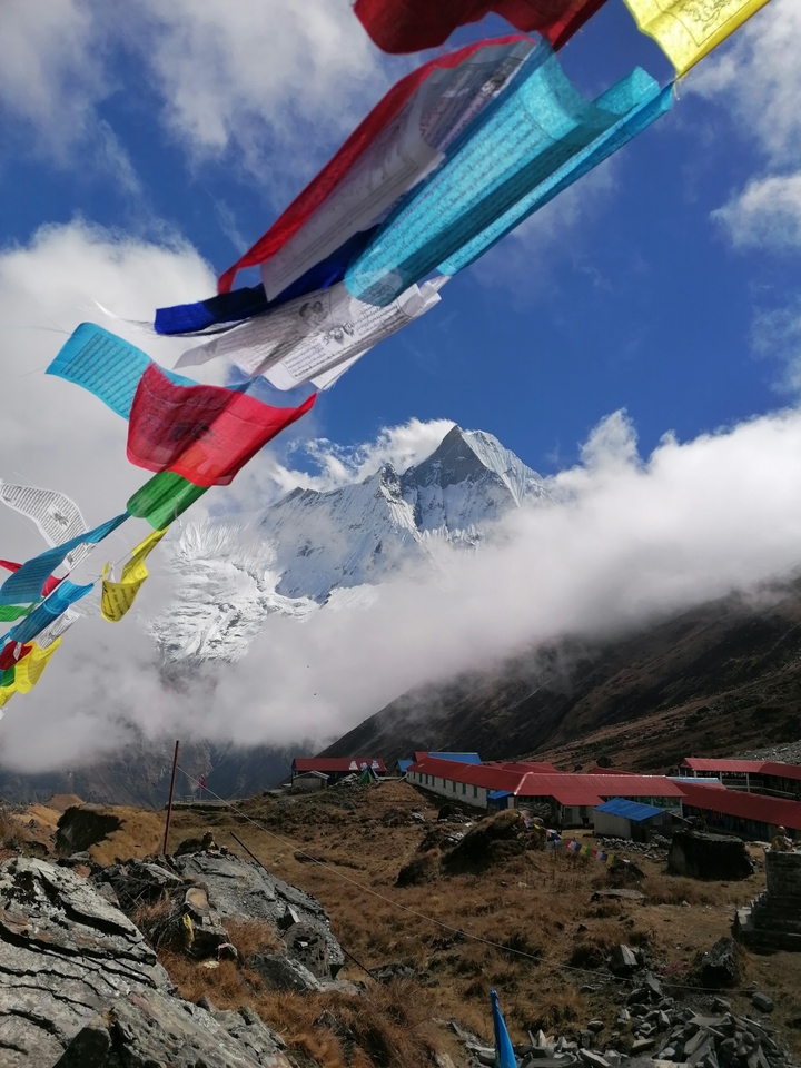 Drapeaux de prière avec une vue saisissante d'une montagne enneigée.