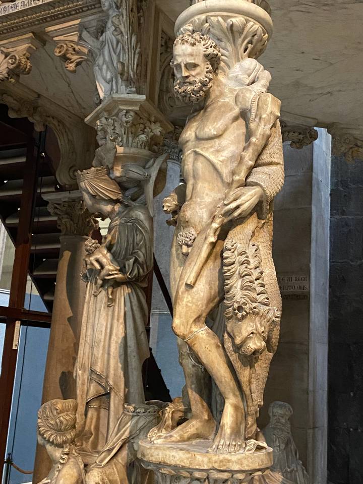 Statue de personnage romain dans un musée.