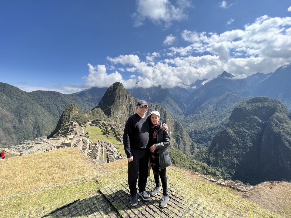 Couple posing at the Machu Picchu site.