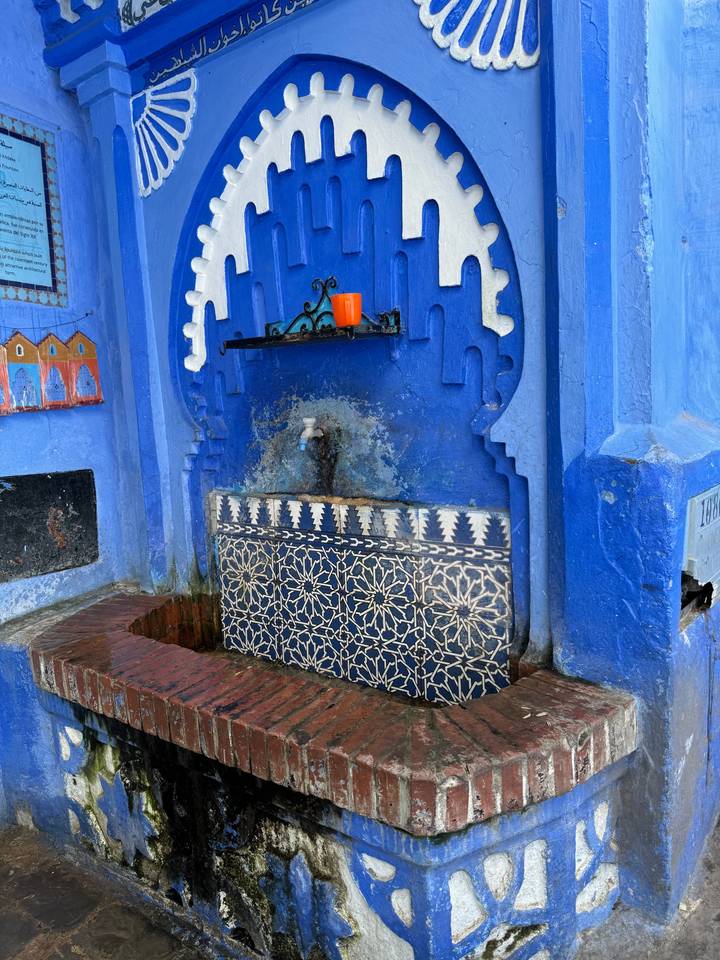 Fontaine et élément mural décoratifs bleus et blancs.