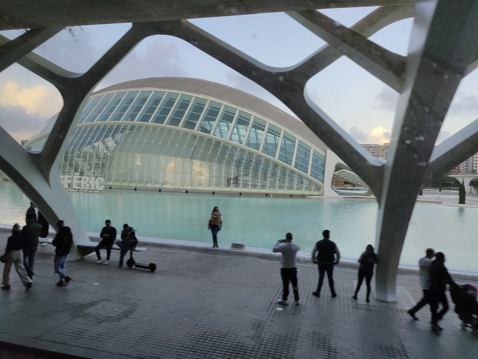 Structure architecturale futuriste avec des personnes autour.