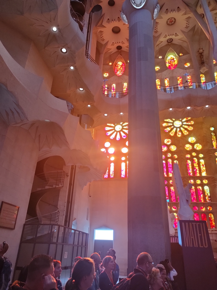 Intérieur d'un bâtiment grandiose avec des vitraux colorés.