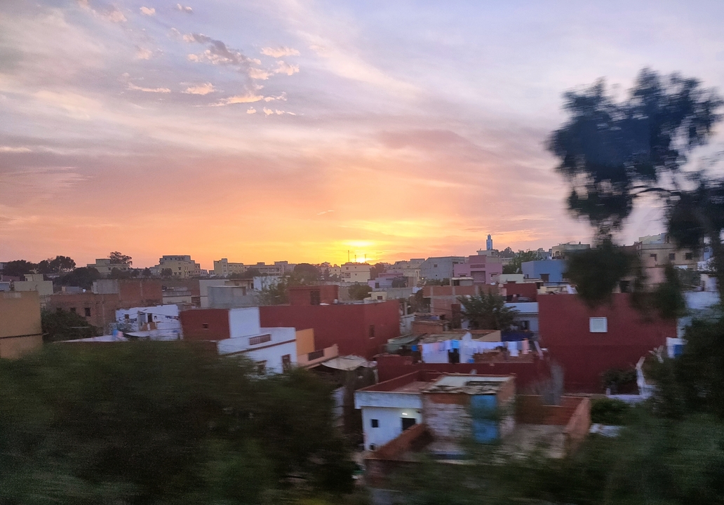 Horizon urbain au coucher du soleil avec un ciel coloré.