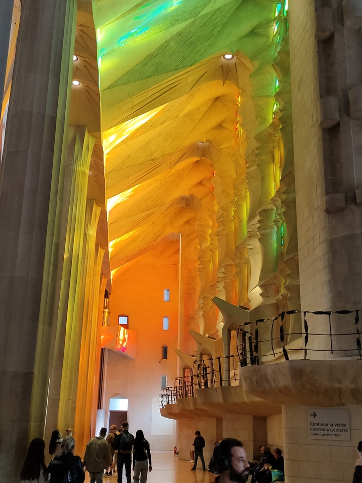 Intérieur d'un bâtiment avec un éclairage chaleureux et des motifs abstraits.