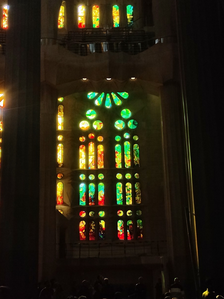 Vitraux aux motifs géométriques colorés.