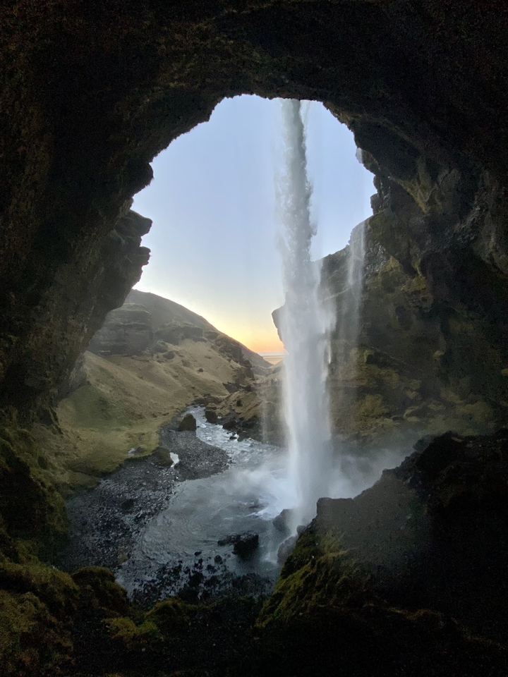 Vue de cascade avec paysage environnant au coucher du soleil.