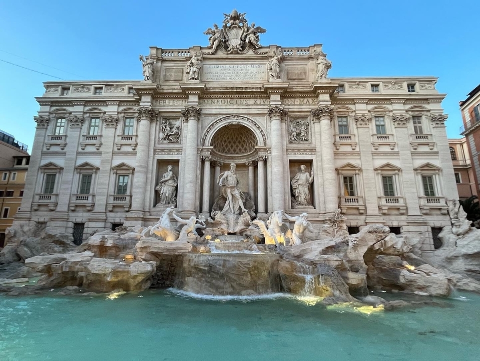 Fontaine de Trevi avec statues et eau illuminée.