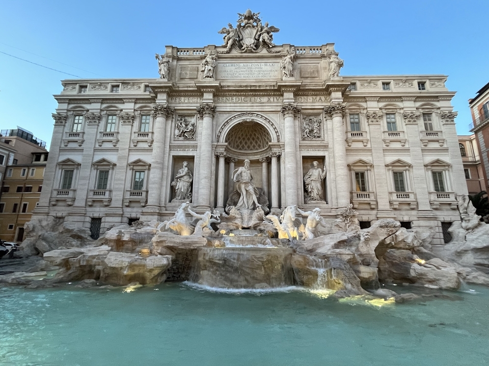 Fontaine de Trevi avec statues et eau illuminée.