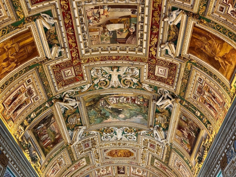 Plafond peint orné avec des œuvres d'art détaillées.