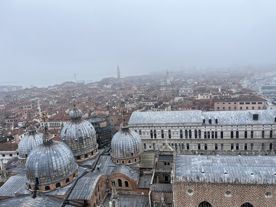 Vue aérienne des toits et dômes de Venise par temps brumeux.
