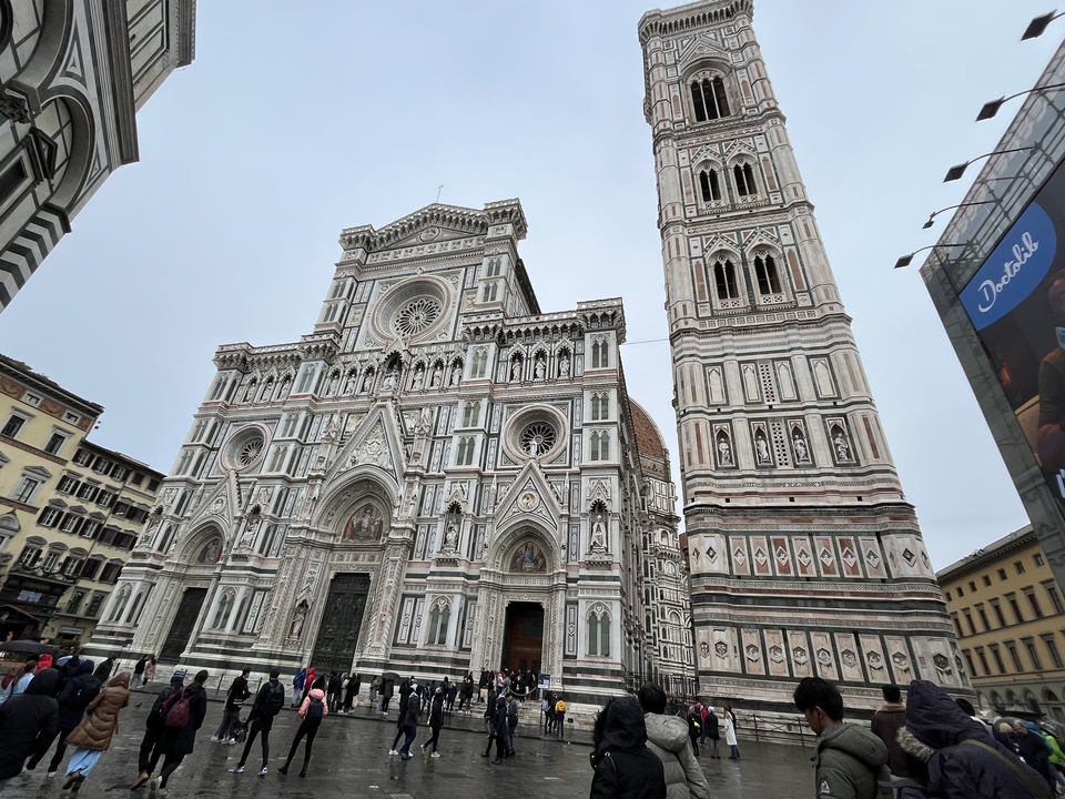 Cathédrale et clocher à Florence, Italie avec des gens près de l'entrée.